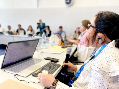 Vibhu Sharma, volontaire des Nations Unies, spécialiste de la communication pour l’inclusion du handicap, anime une session intitulée « Communiquer avec les personnes handicapées » dans le cadre de l’Atelier de communications mondiales au siège du programme VNU à Bonn en septembre UNV. 