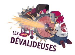 Une personne agenouillée devant un fauteuil roulant, en train de le souder. Le fauteuil roulant a des piques sur les roues. La personne porte un jean et un t shirt blanc avec le logo des Dévalideuses, une main tenant une clé sur un fond rose. ELle est blanche, a le bras tatoué et des cheveux roses derrière un masque de soudeur. Texte en bas Les Dévalideuses. 